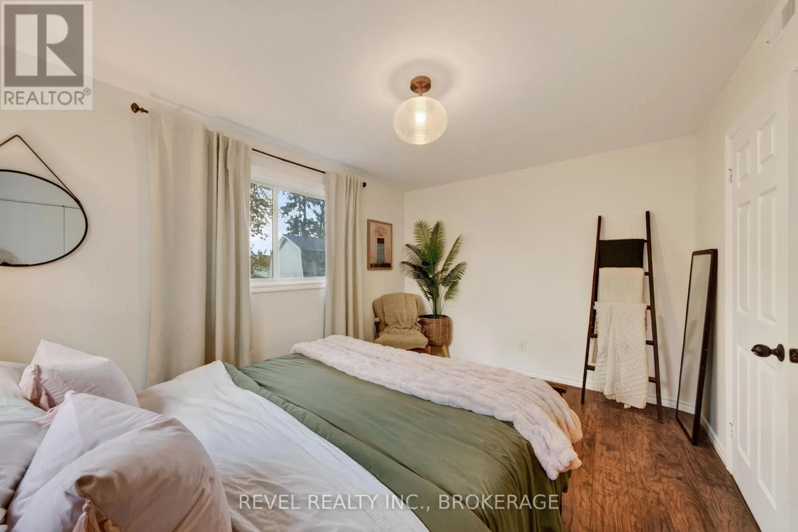 637 COLLINS BAY ROAD