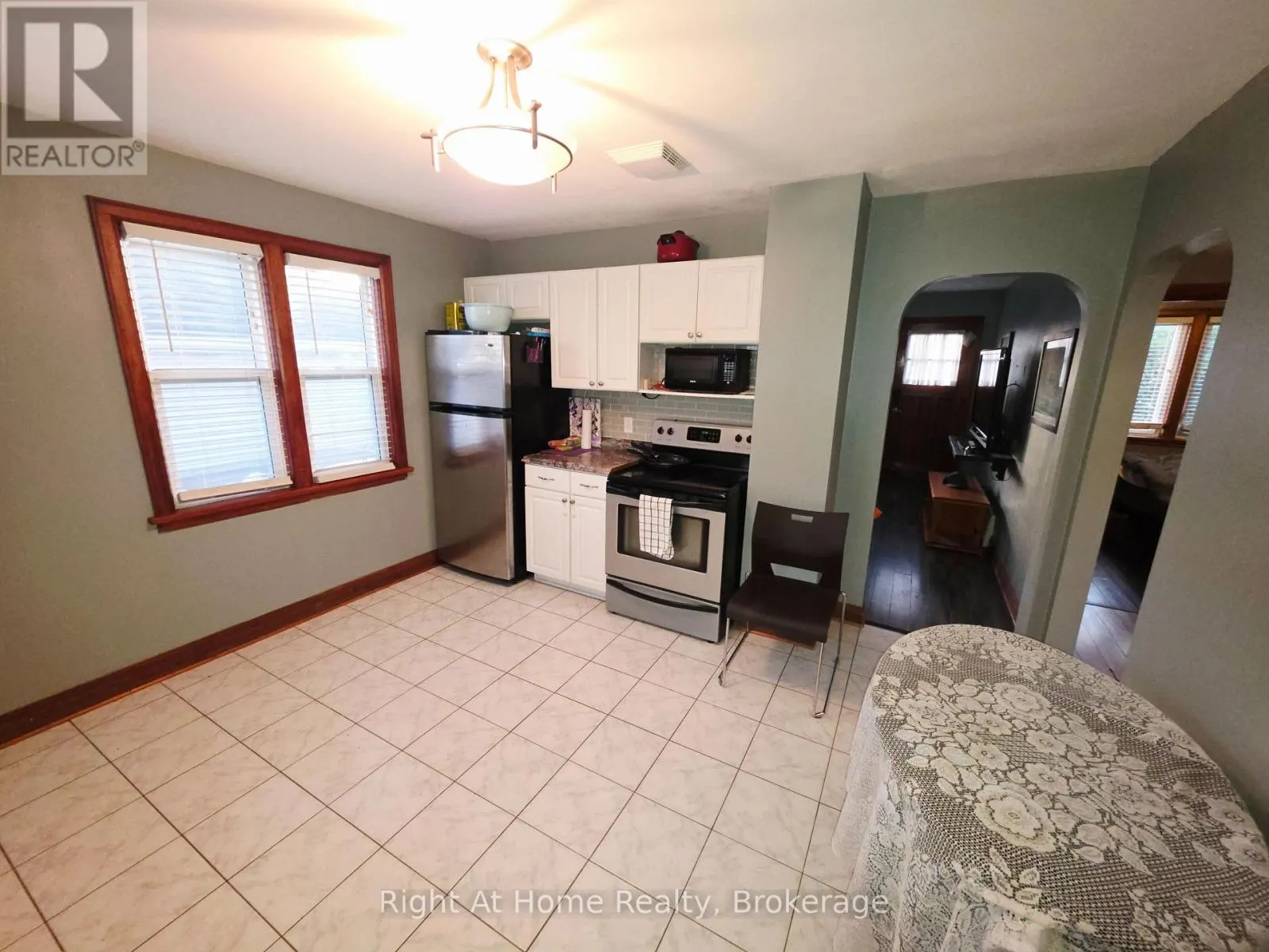 195 EMPRESS AVENUE S