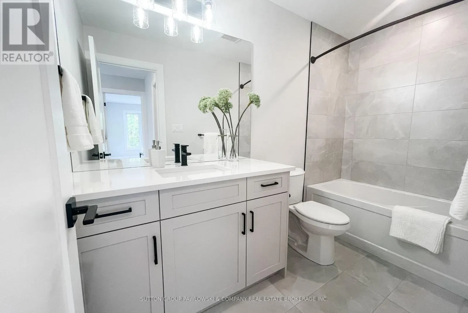 1 - 414 OLD WONDERLAND ROAD #1