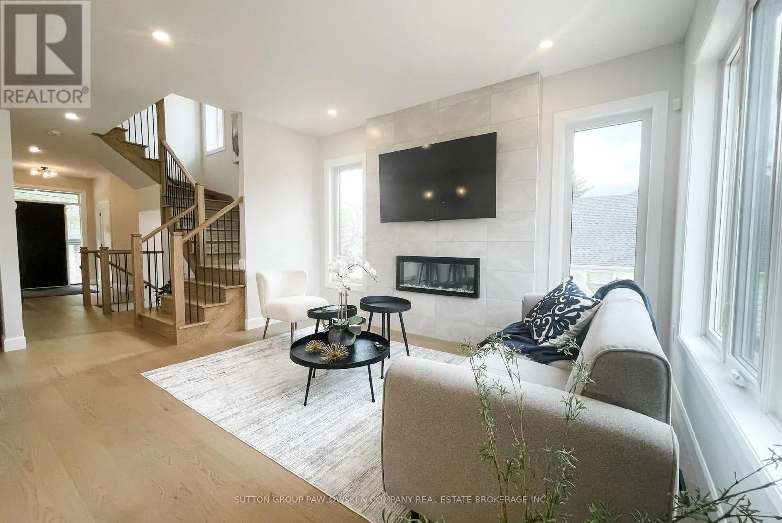 1 - 414 OLD WONDERLAND ROAD #1