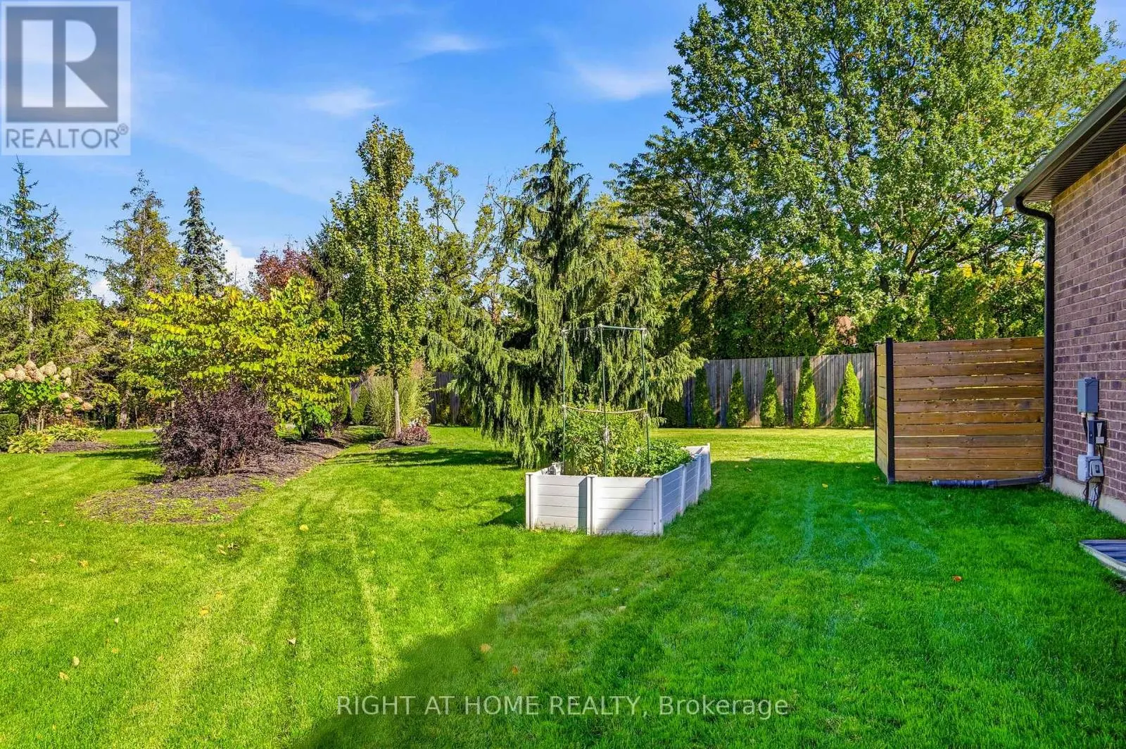 28 SANDALWOOD CRESCENT