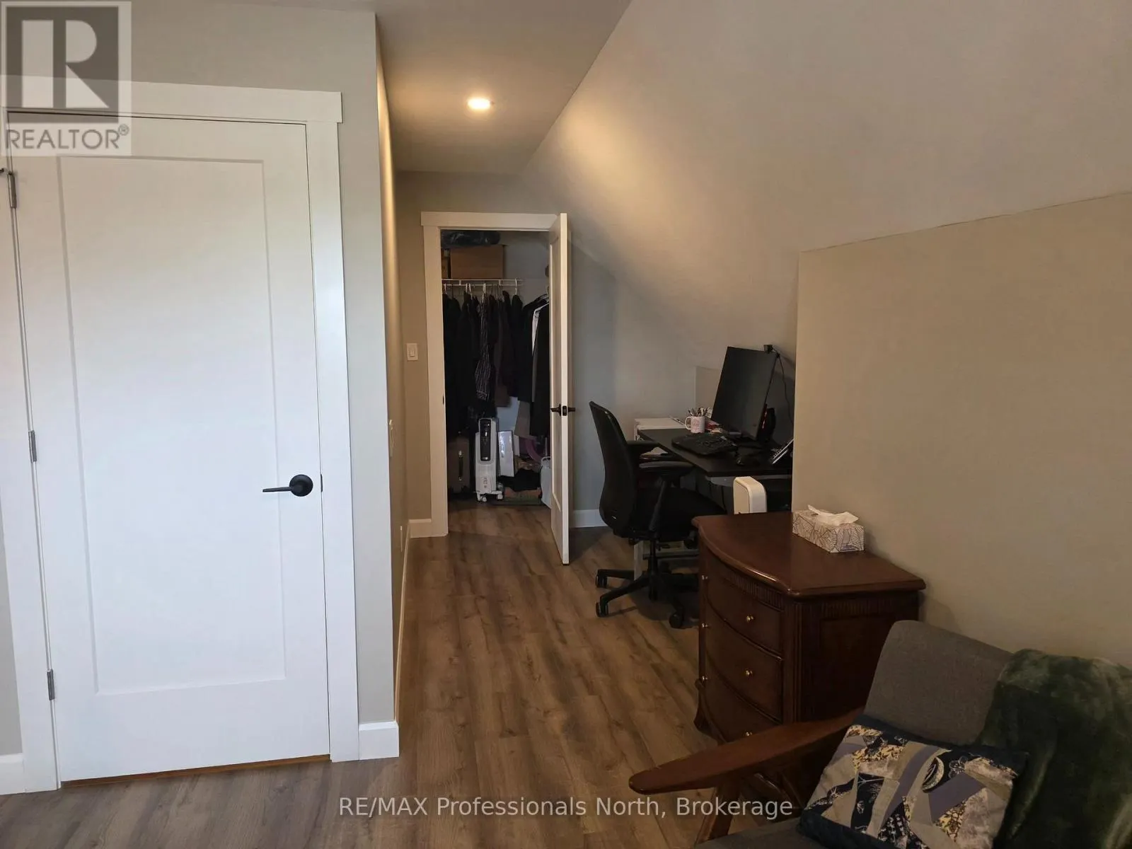 187 MAIN STREET W