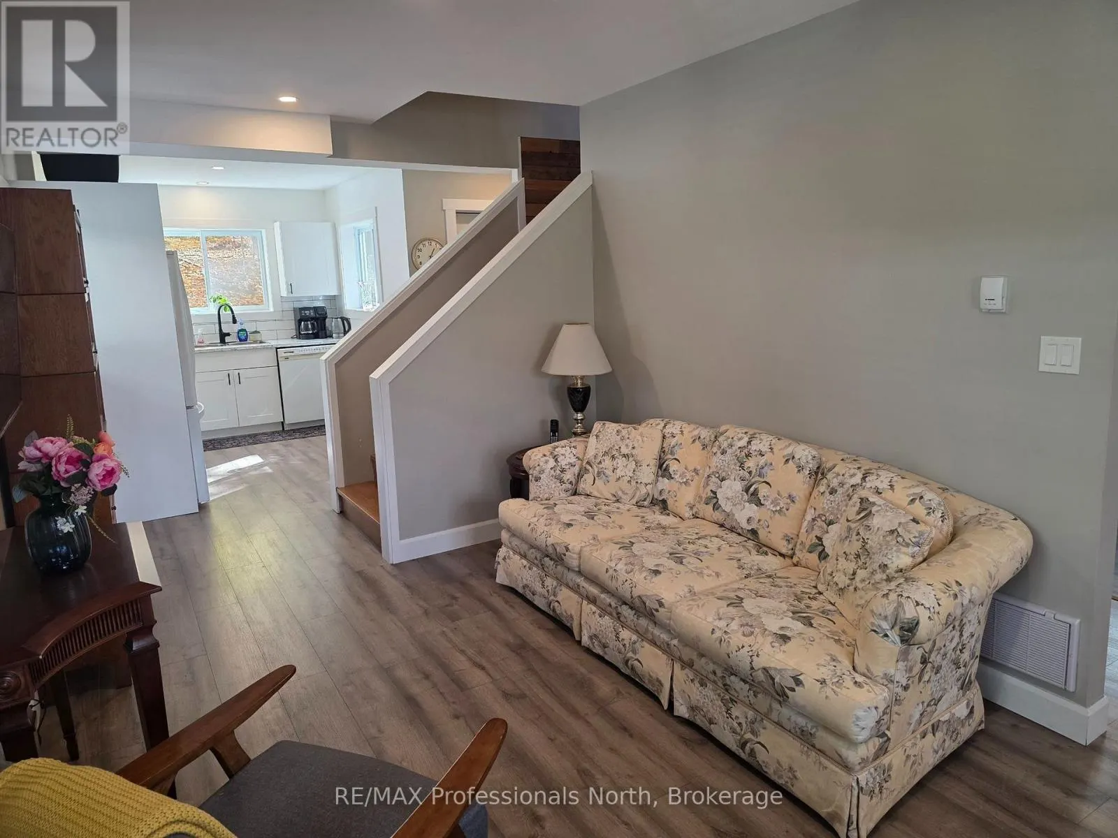 187 MAIN STREET W