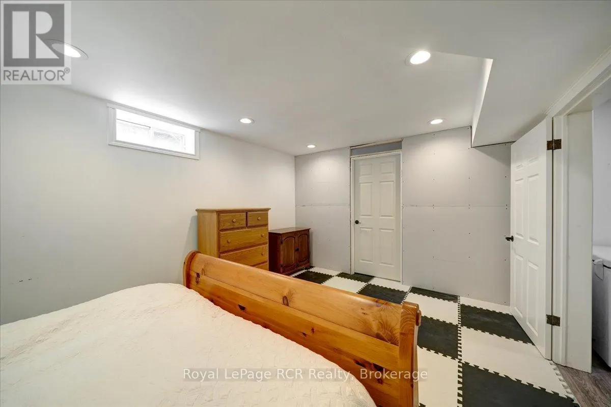 303 6TH AVENUE W