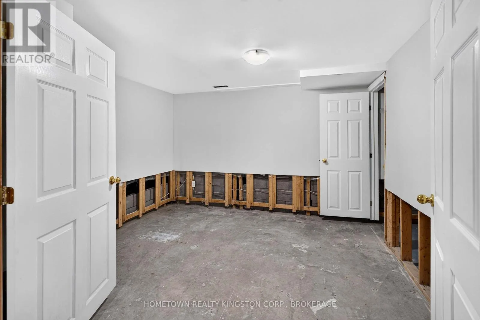 1096 WILLOWOOD DRIVE