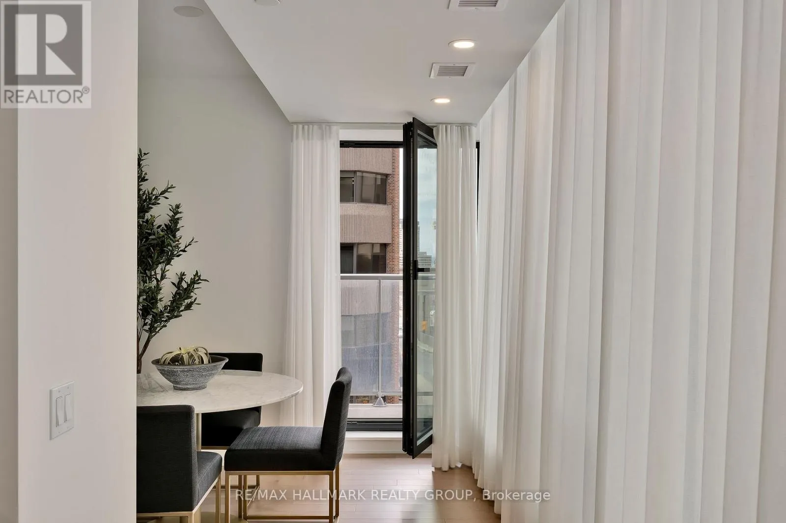 406 - 340 QUEEN STREET