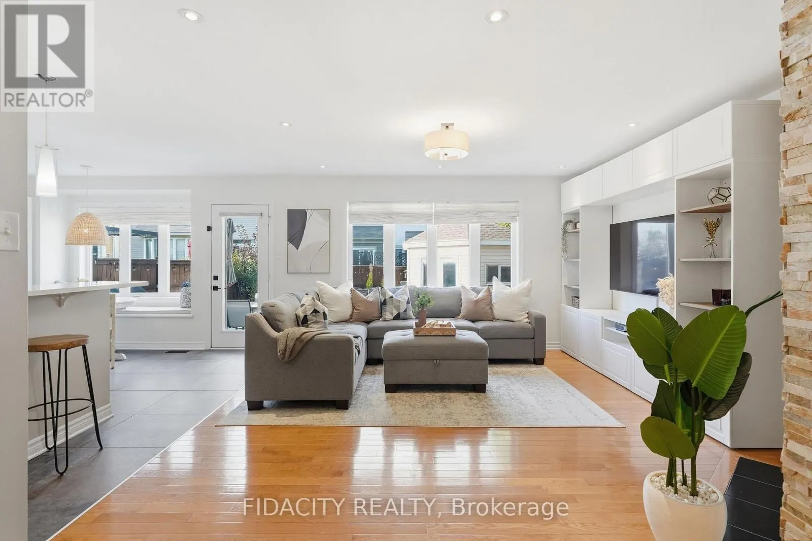 206 MISTRAL WAY