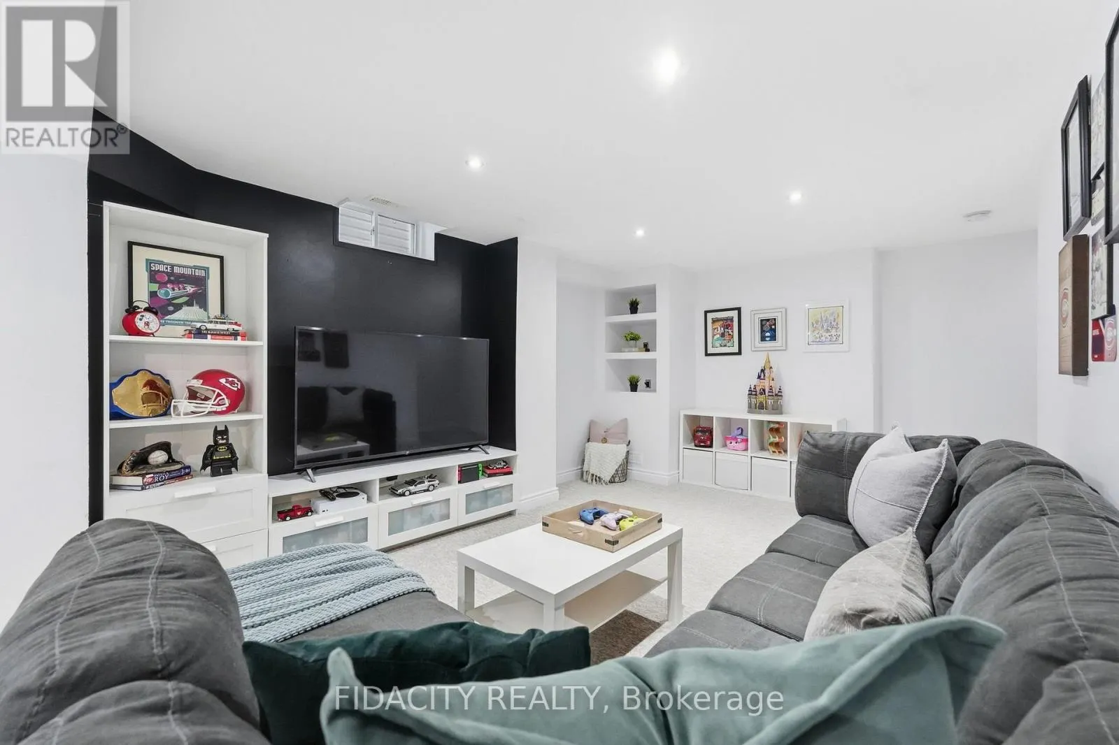206 MISTRAL WAY