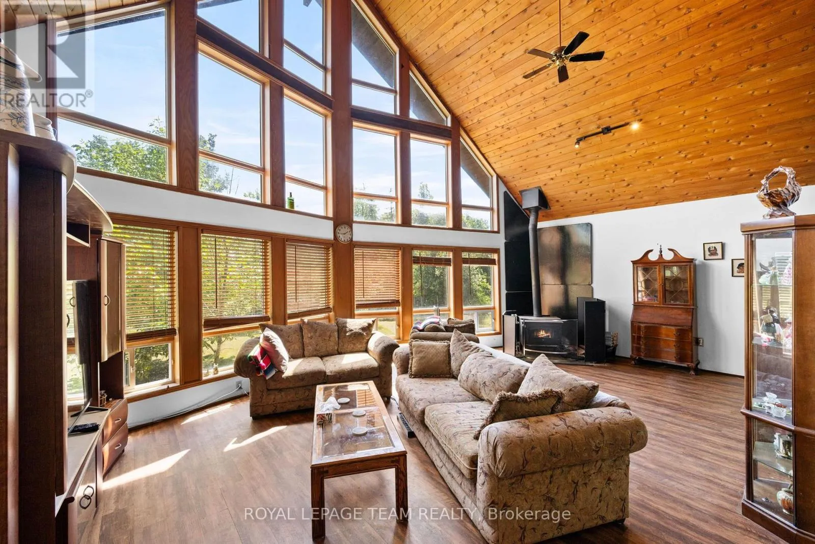4984 DUNROBIN ROAD