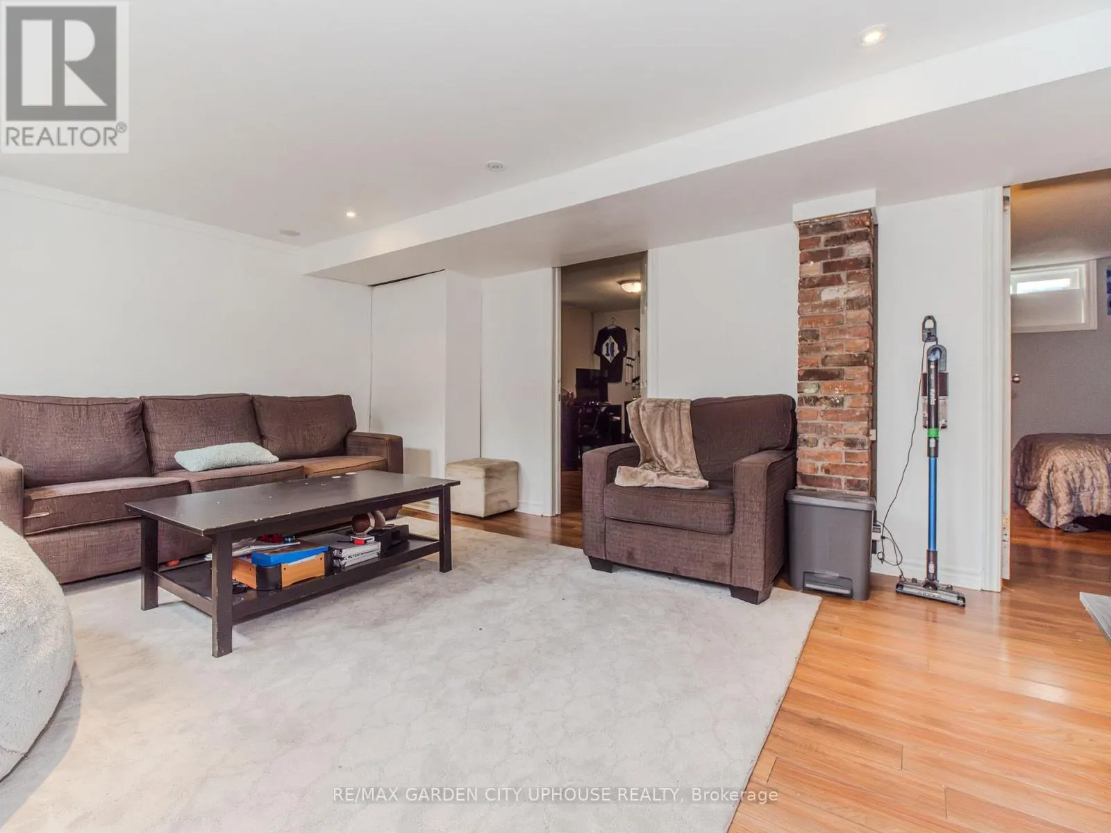 2 TREEVIEW PLACE