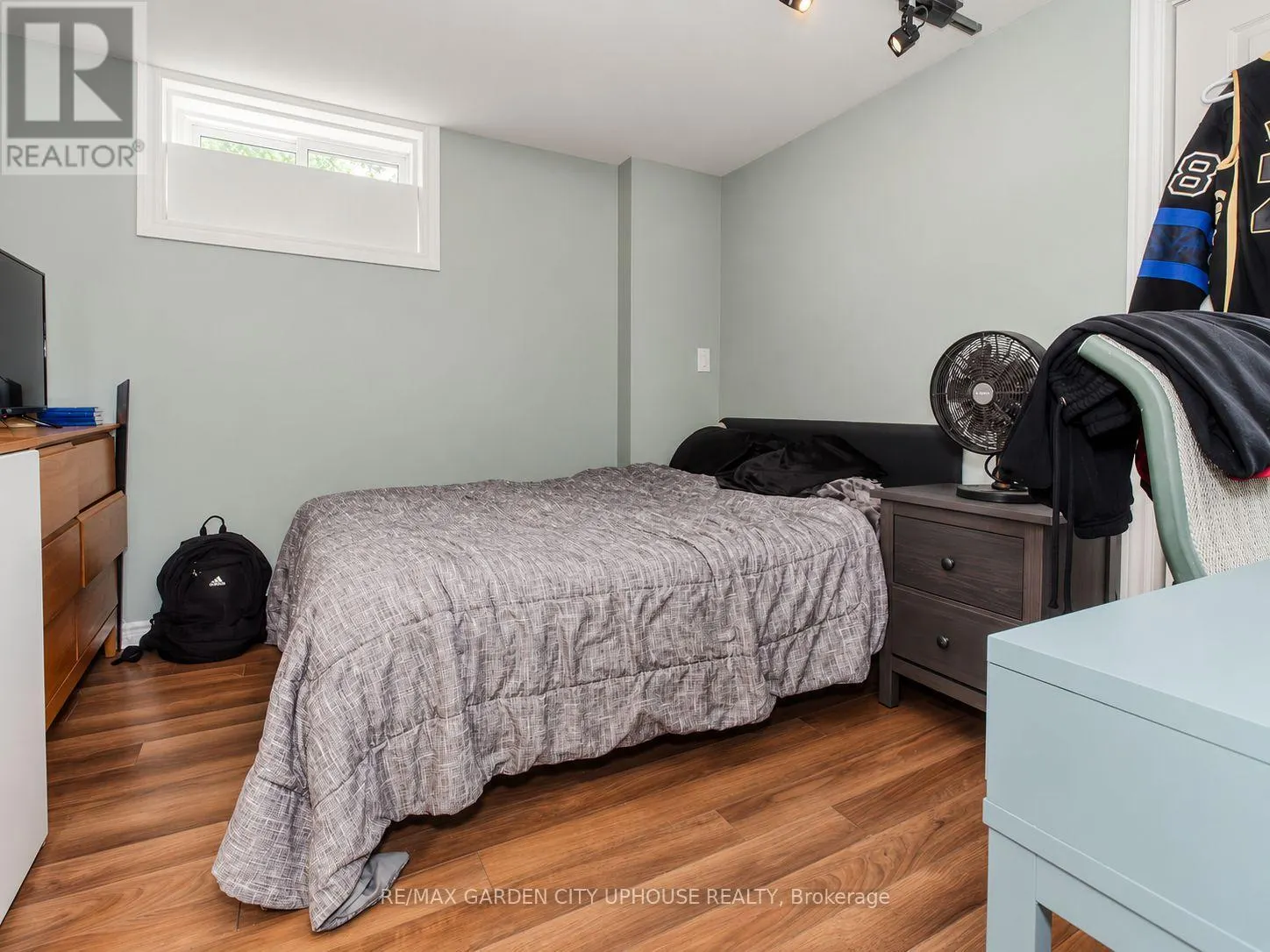 2 TREEVIEW PLACE