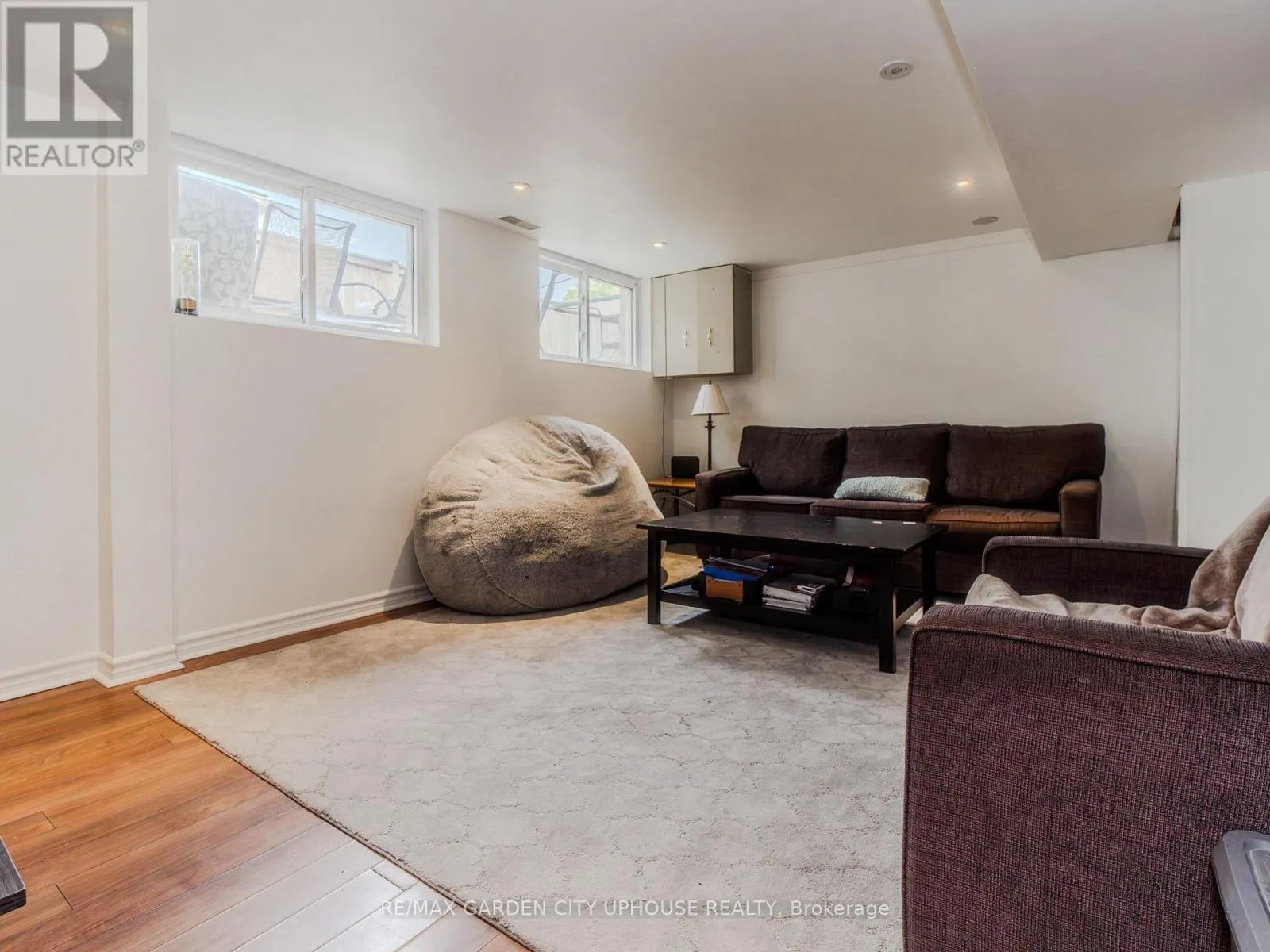2 TREEVIEW PLACE