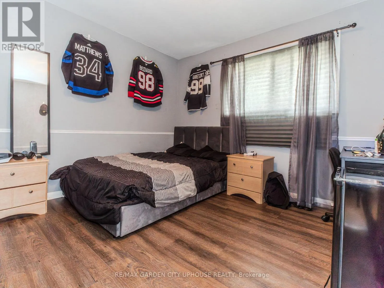 2 TREEVIEW PLACE