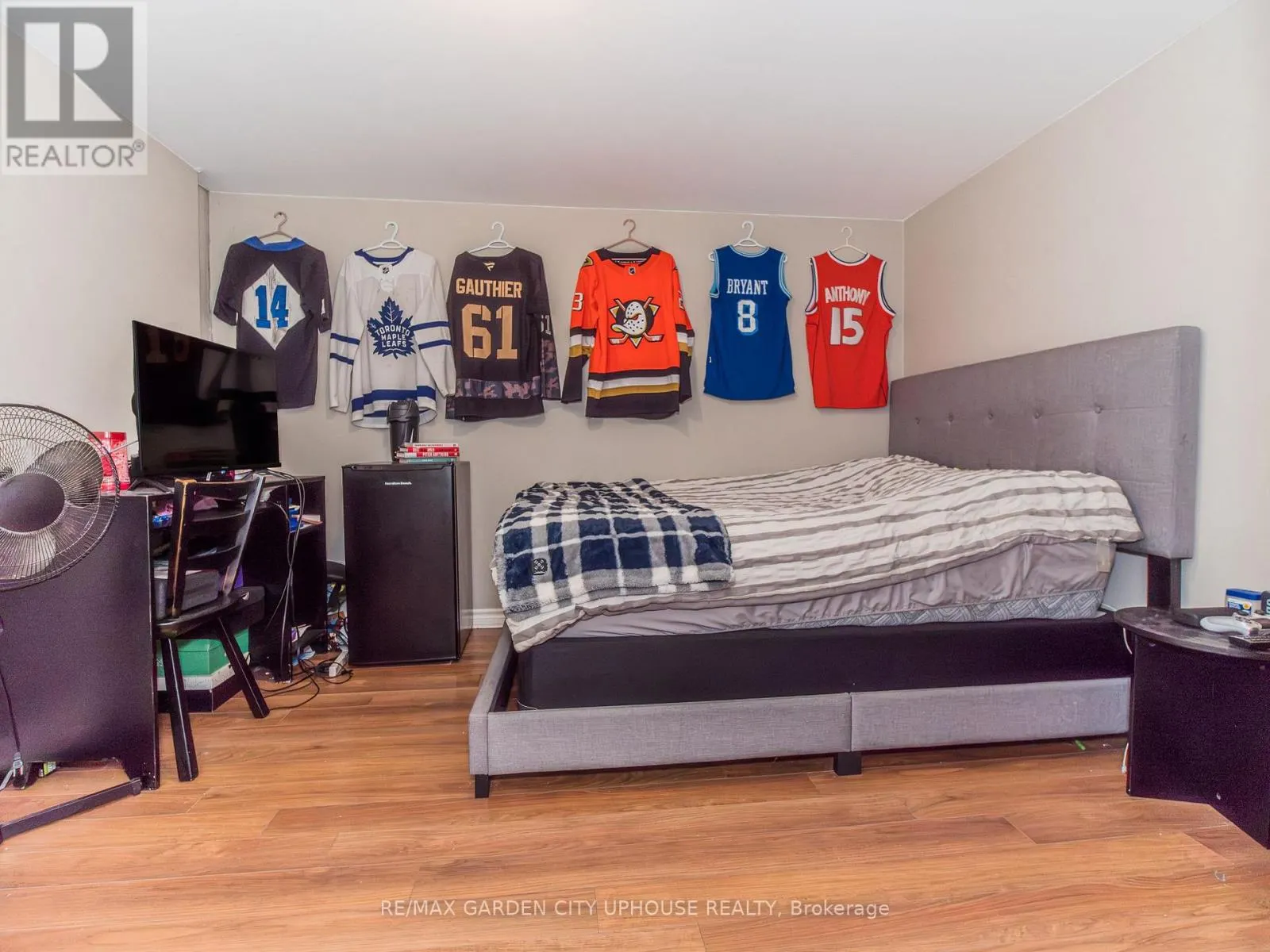2 TREEVIEW PLACE