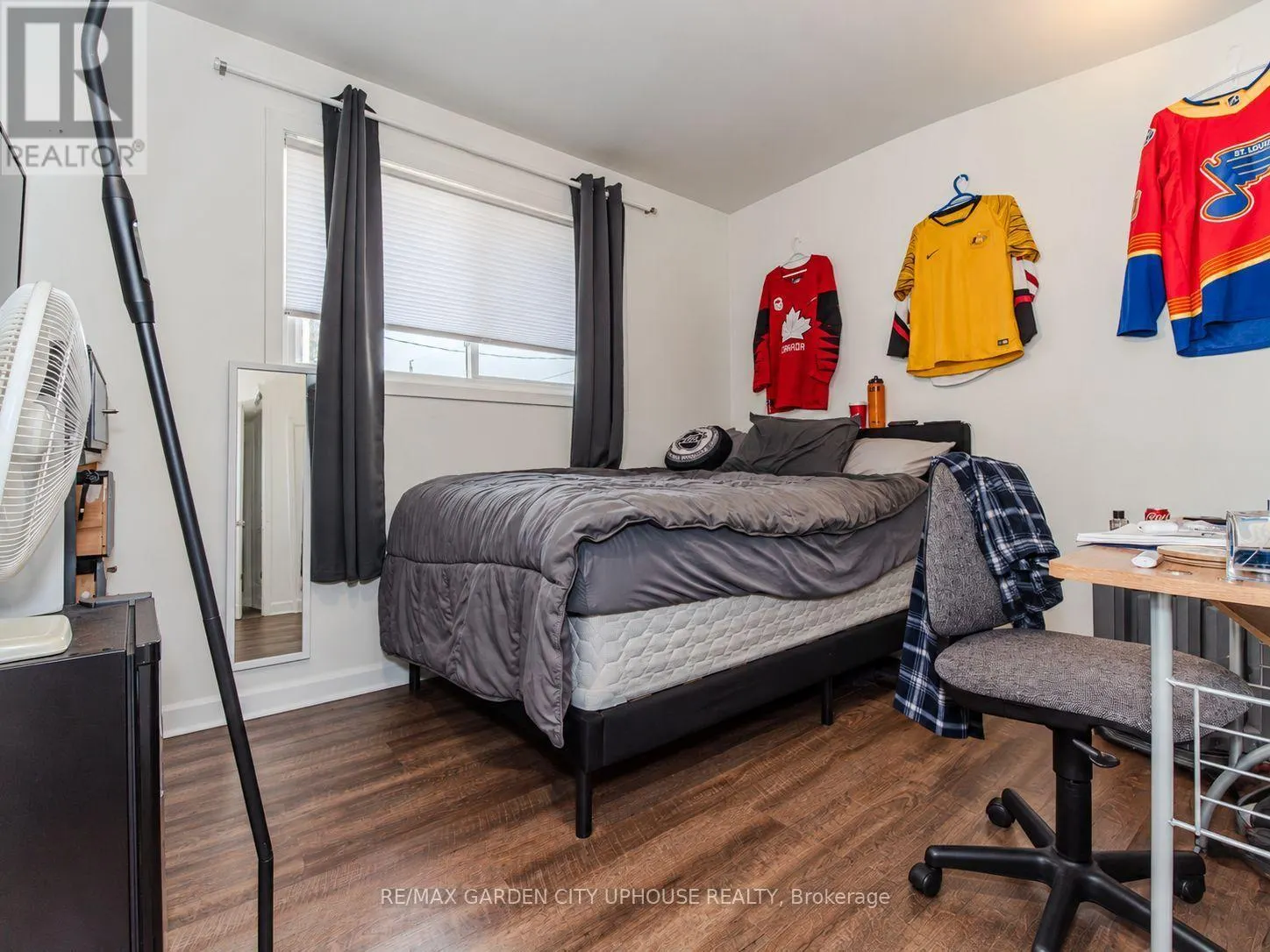 2 TREEVIEW PLACE
