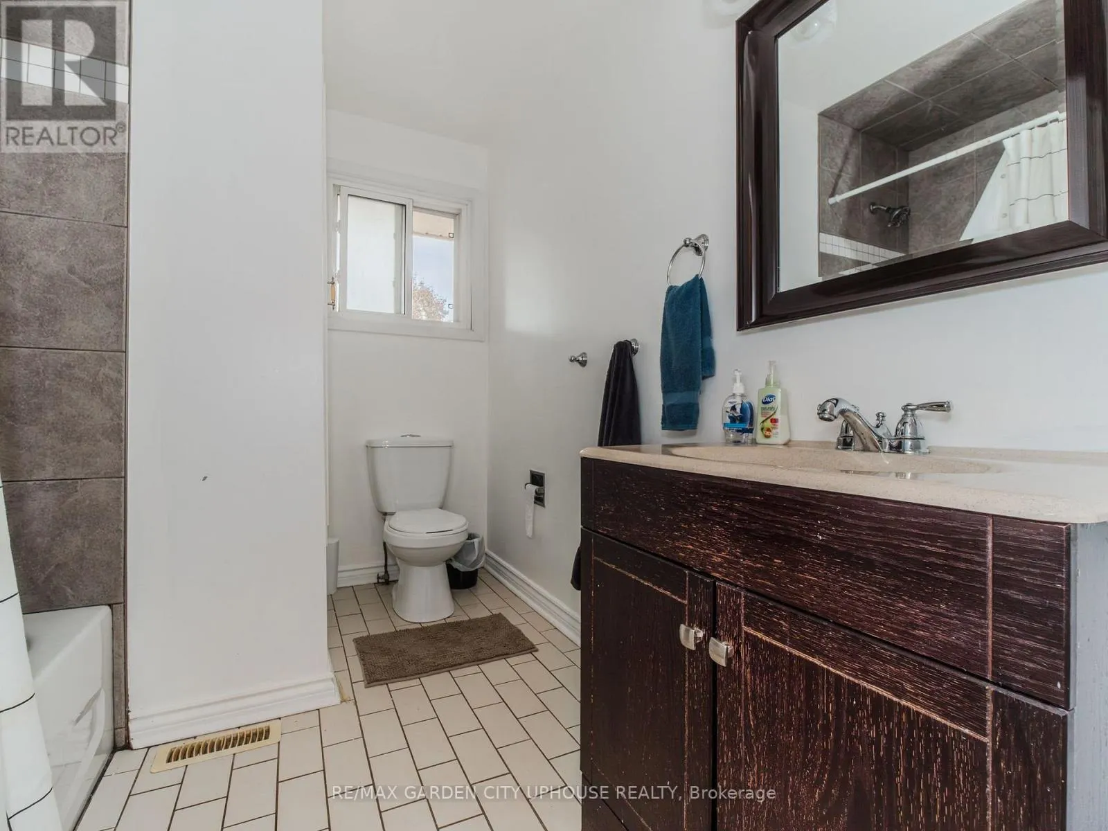 2 TREEVIEW PLACE