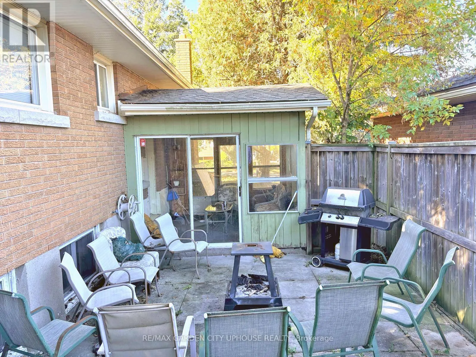 2 TREEVIEW PLACE