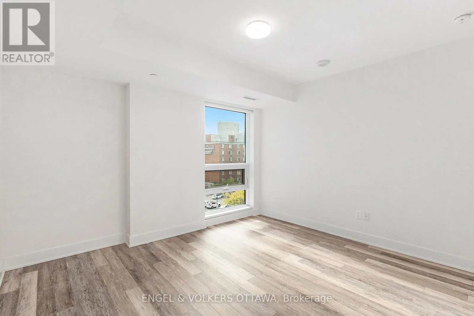 516 - 411 MACKAY STREET