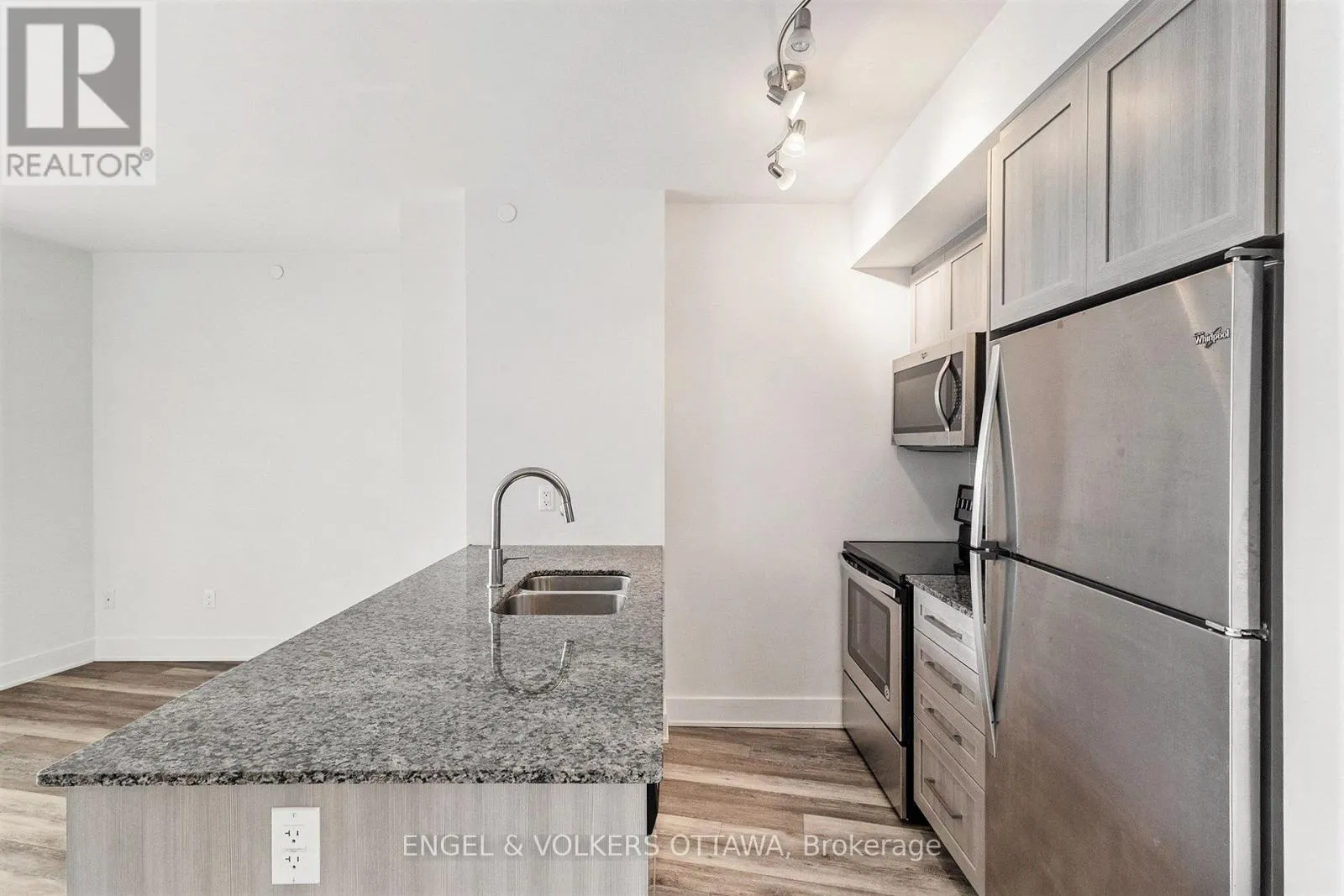516 - 411 MACKAY STREET