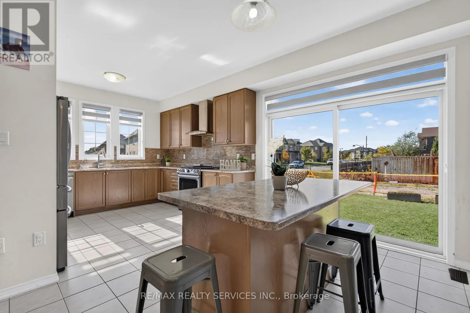 10 MUNRO CIRCLE