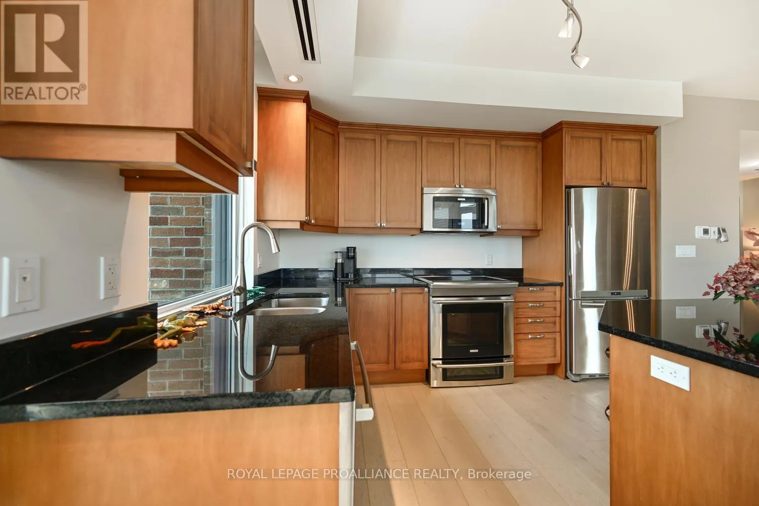 1004 - 15 ST ANDREW STREET E