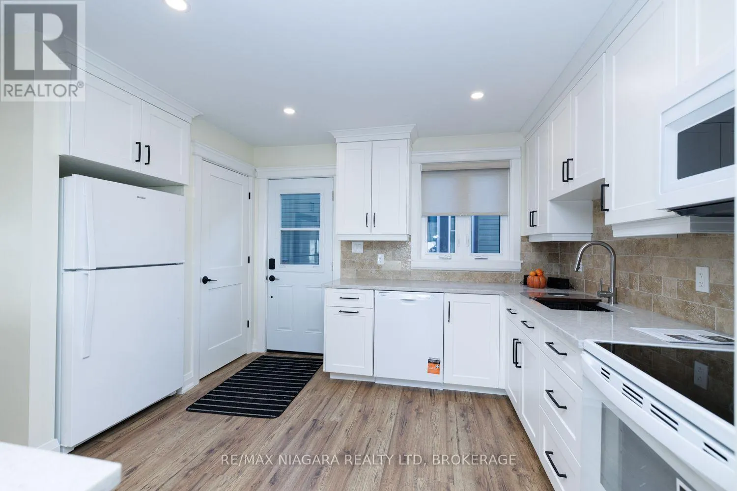 245 BOWEN ROAD