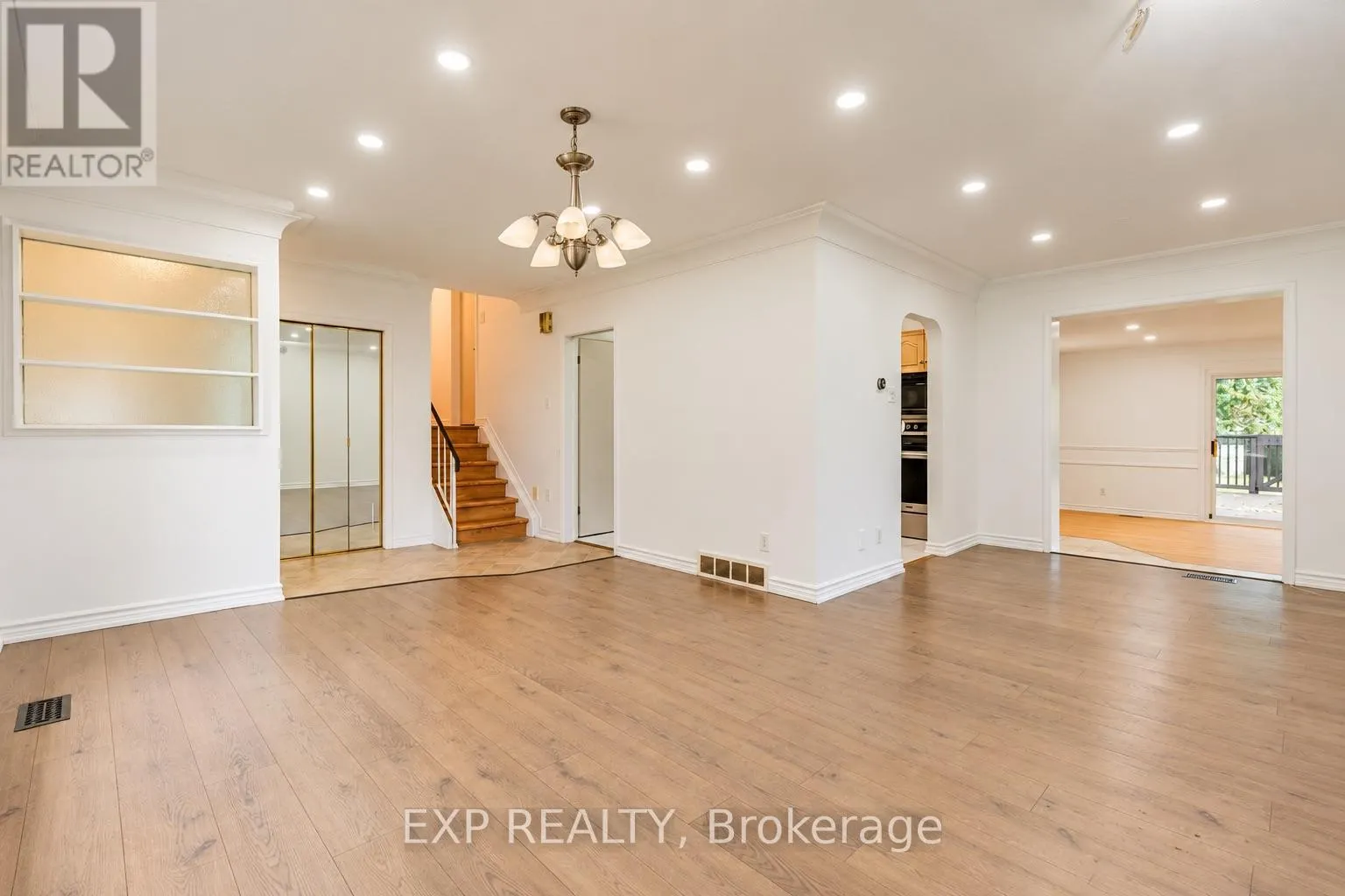 1085 SAINT LAURENT DRIVE