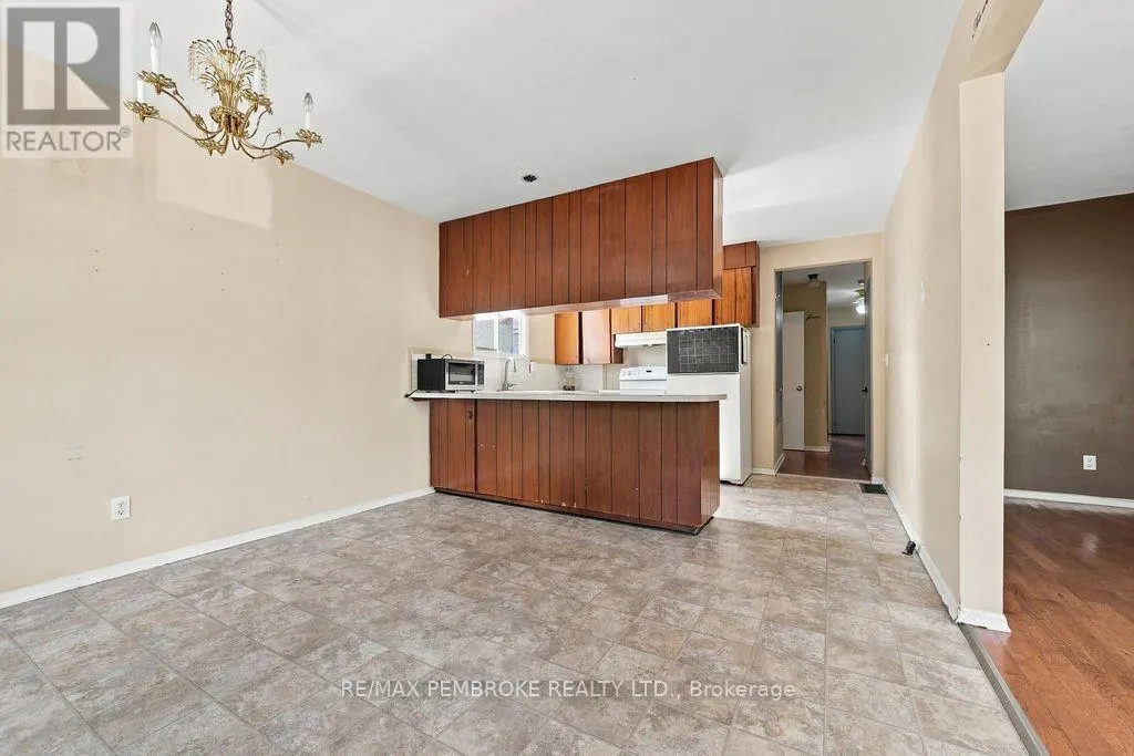 570 MOFFAT STREET