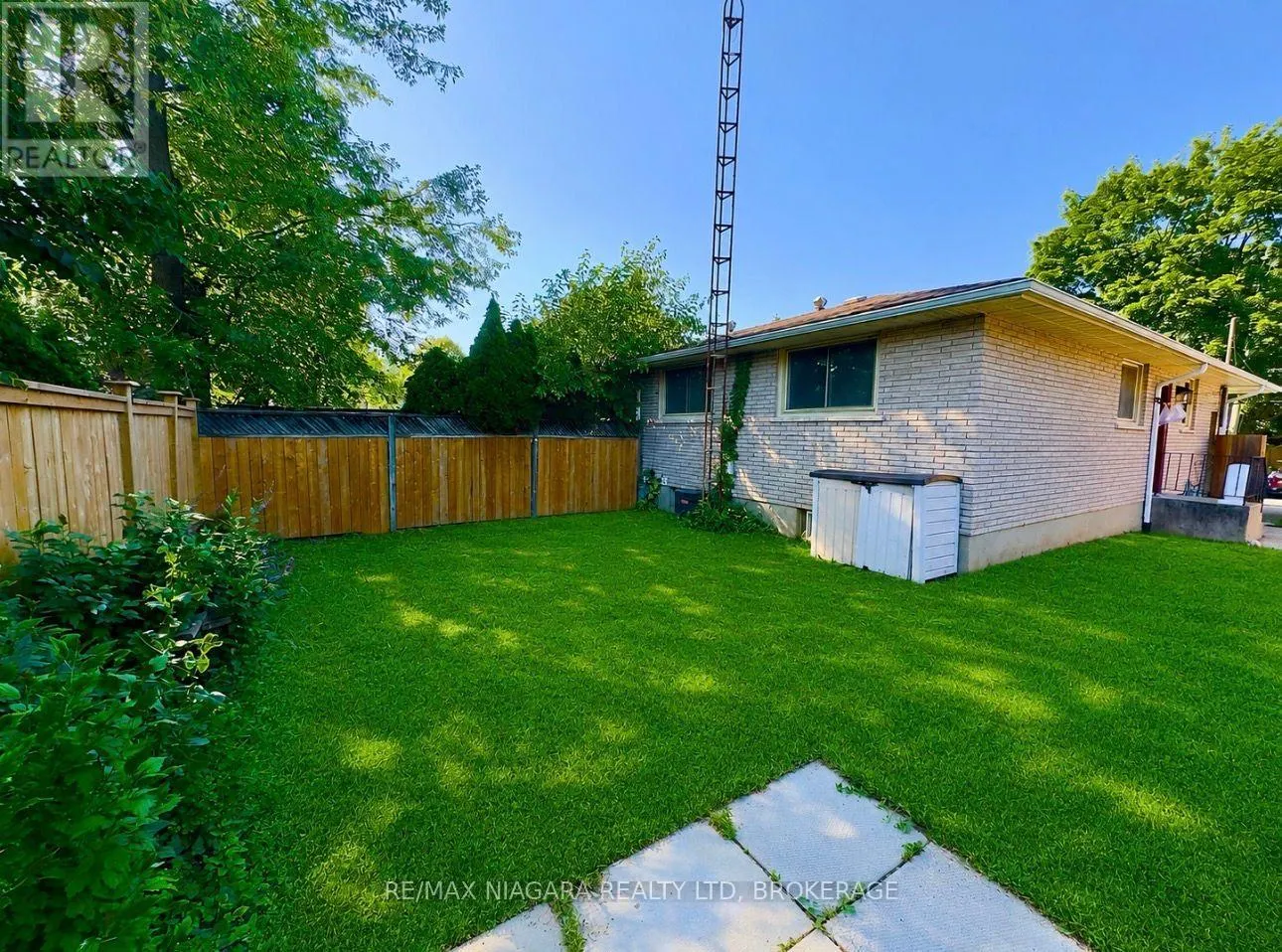 8 LAKEHURST DRIVE