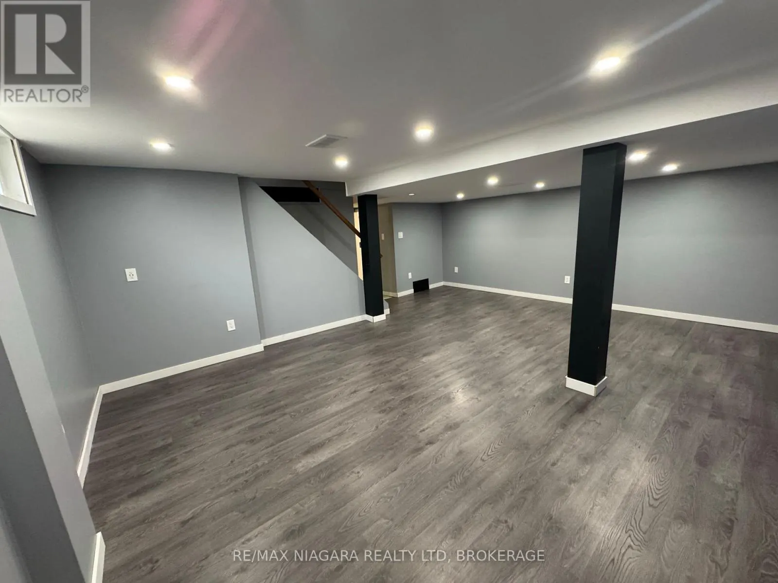 8 LAKEHURST DRIVE