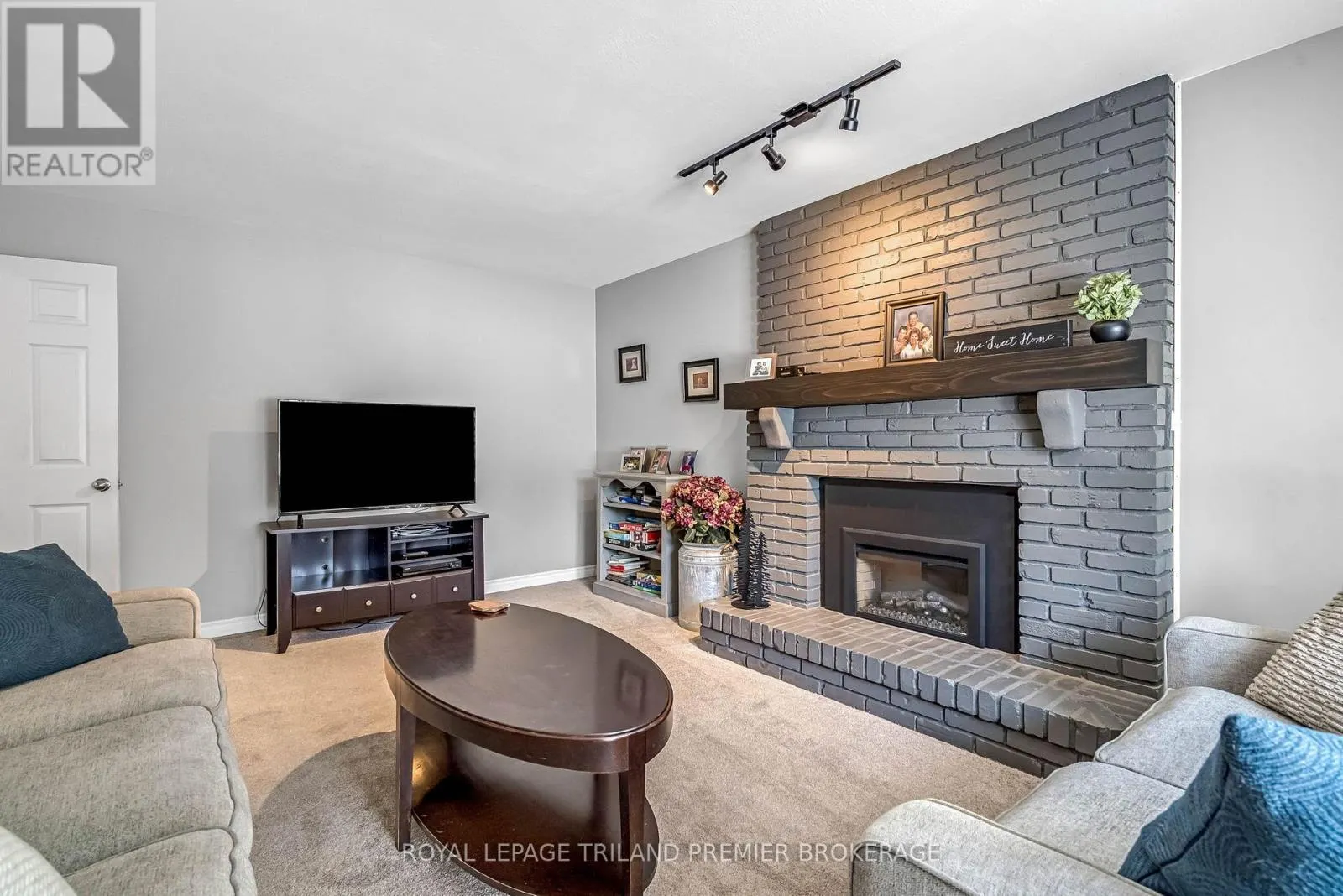 31 FOXCROFT CRESCENT