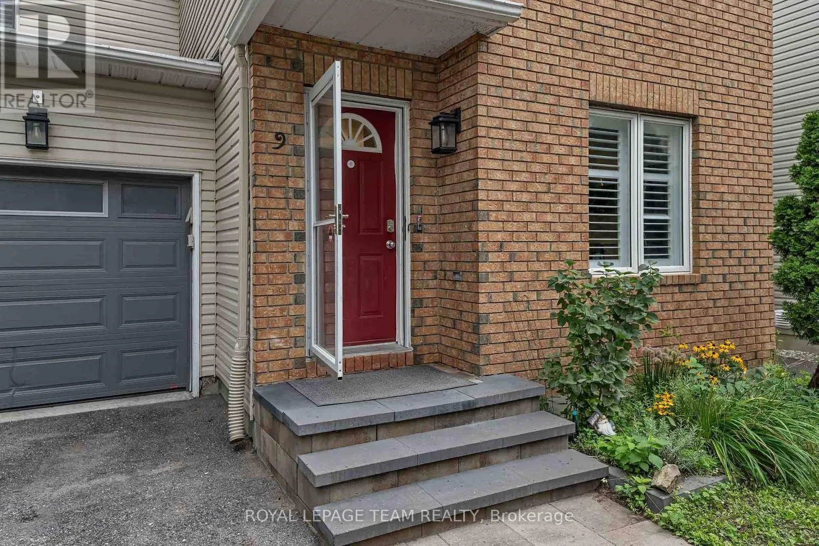 9 - 583 TWEEDSMUIR AVENUE