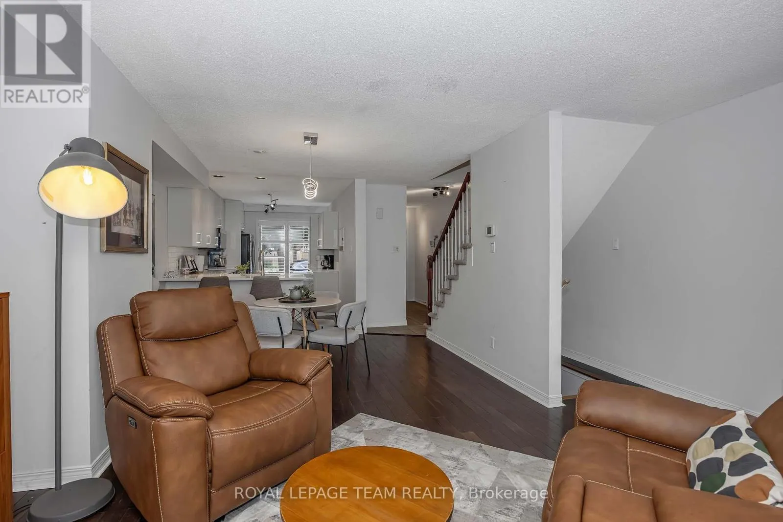 9 - 583 TWEEDSMUIR AVENUE