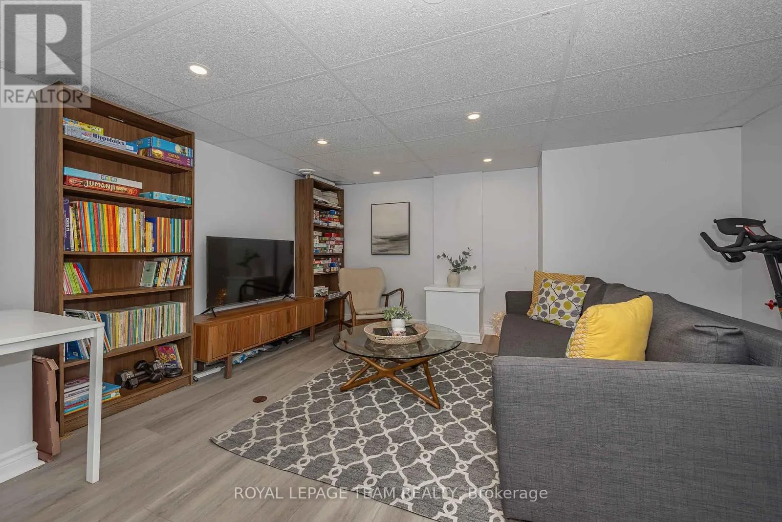 9 - 583 TWEEDSMUIR AVENUE