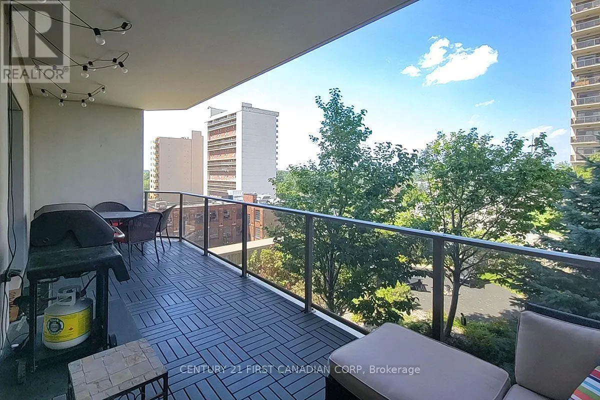 809 - 330 RIDOUT STREET N #809