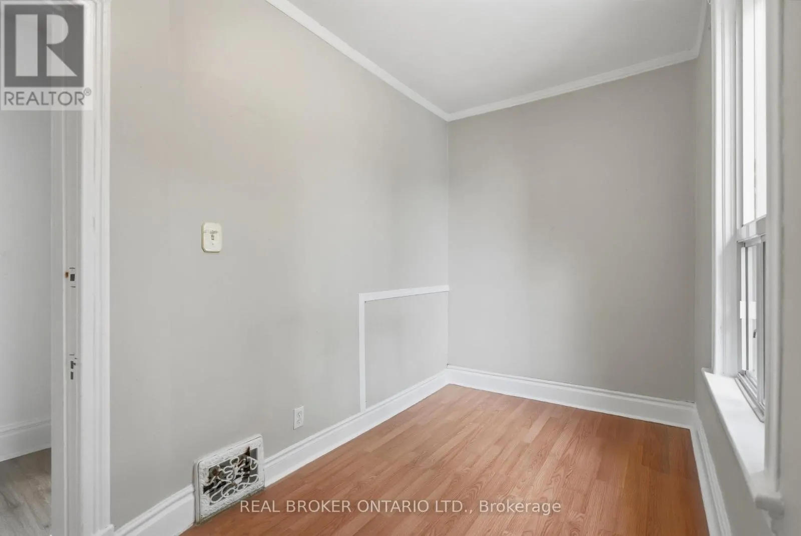 418 MAIN STREET W