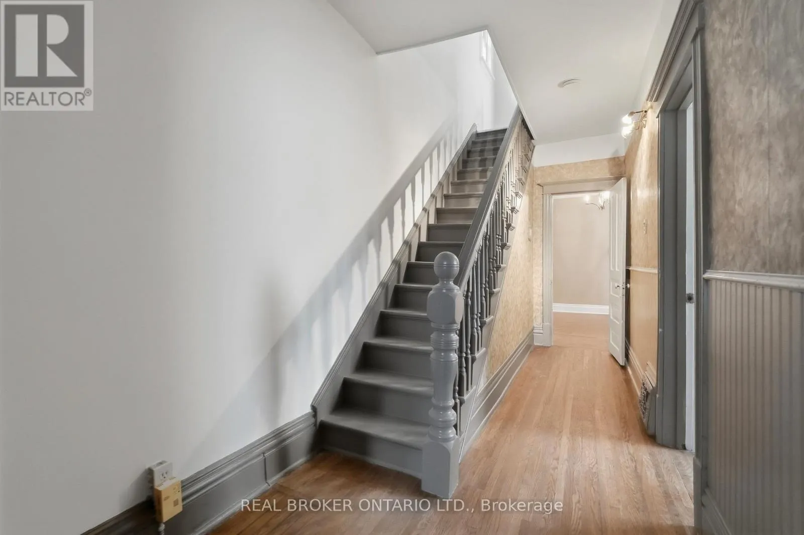 418 MAIN STREET W