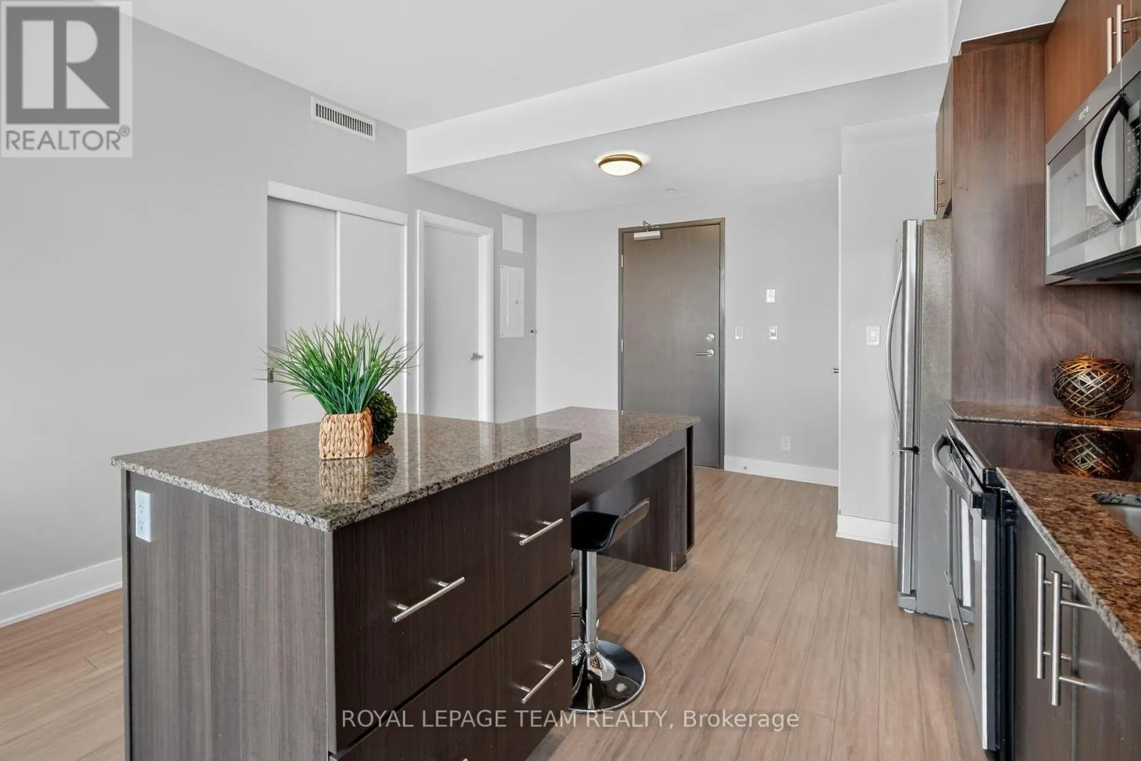 1102 - 118 HOLMWOOD AVENUE
