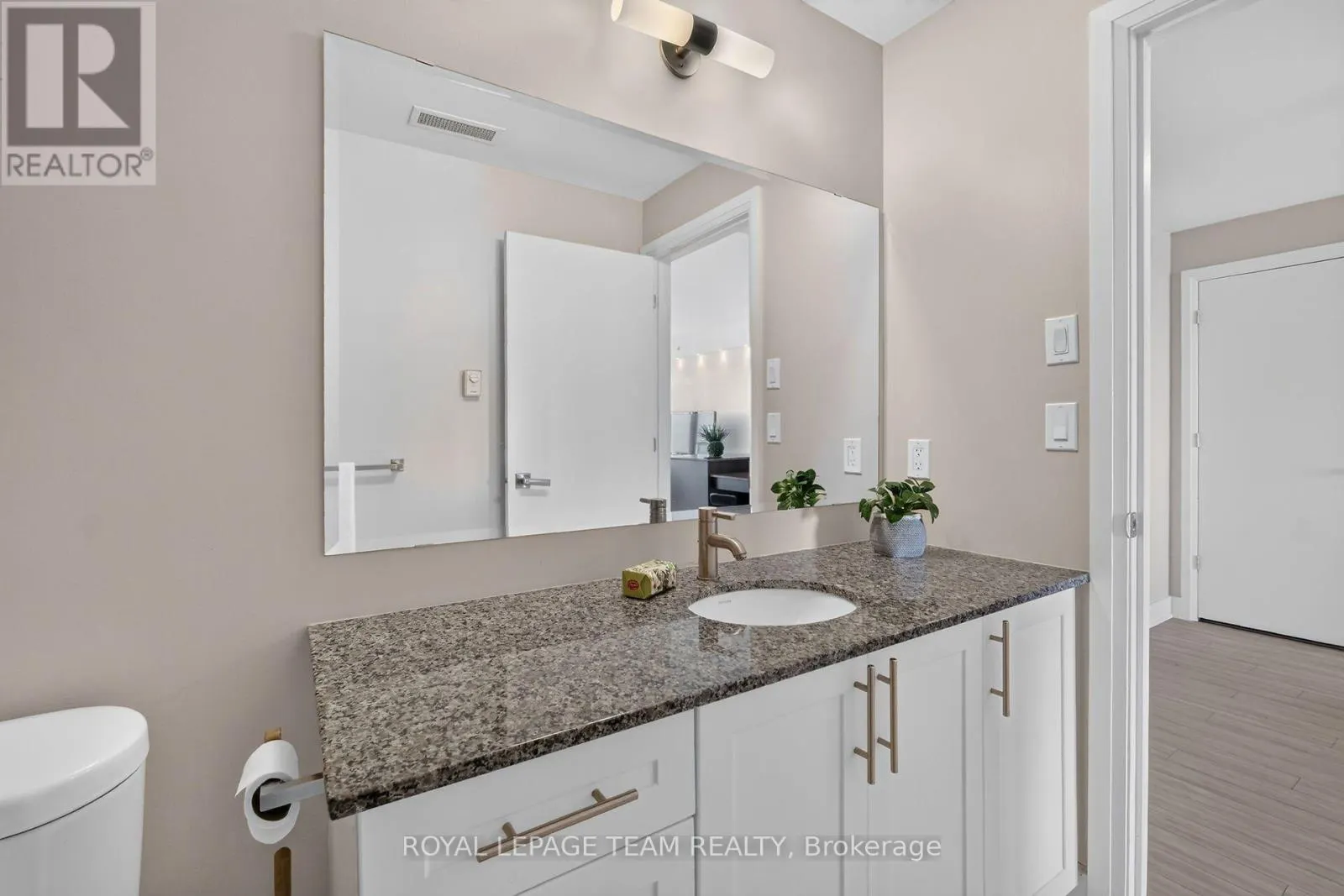1102 - 118 HOLMWOOD AVENUE