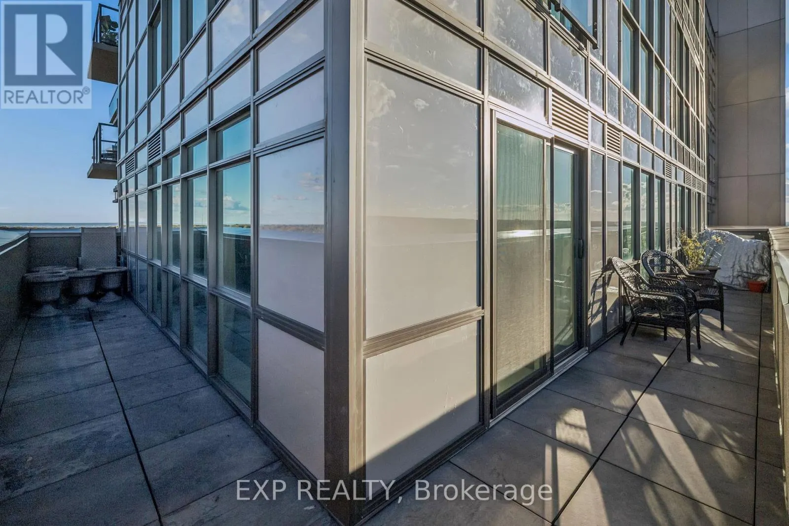 1005 - 450 DUNDAS STREET E
