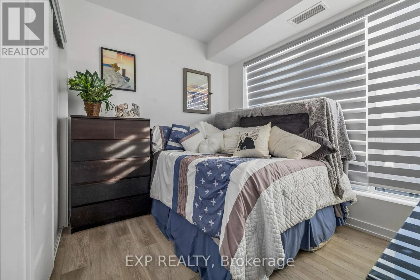 1005 - 450 DUNDAS STREET E