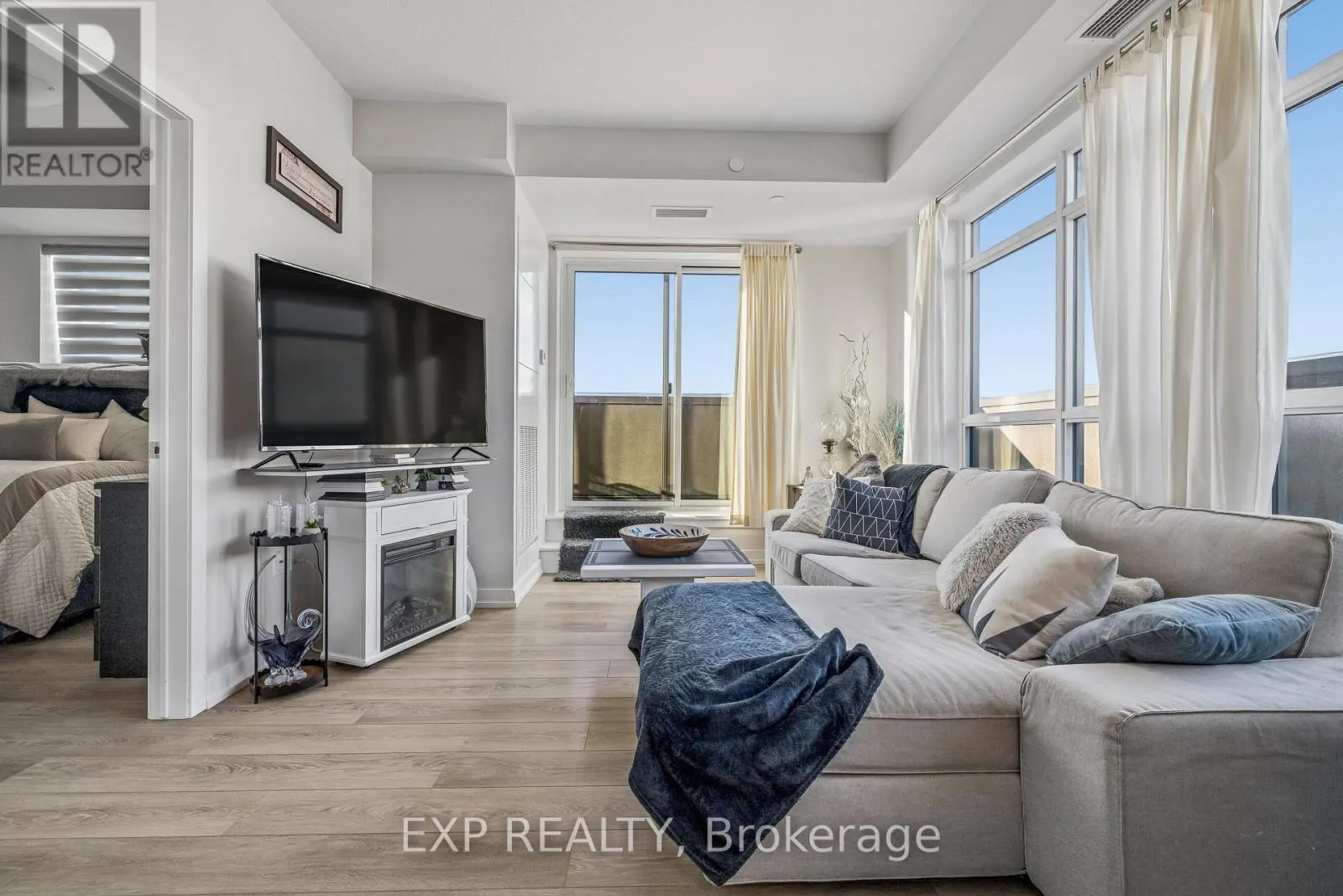 1005 - 450 DUNDAS STREET E