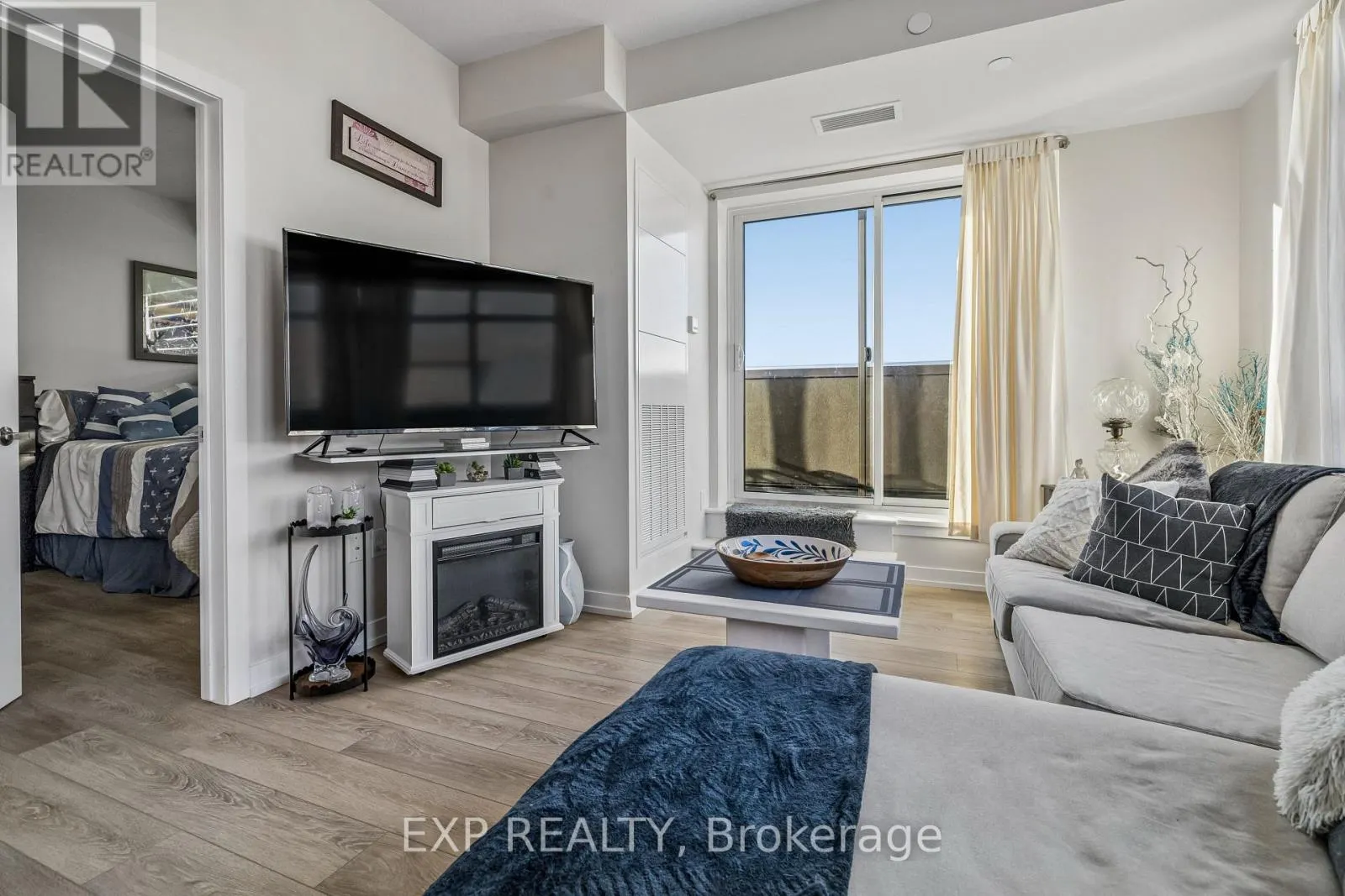 1005 - 450 DUNDAS STREET E