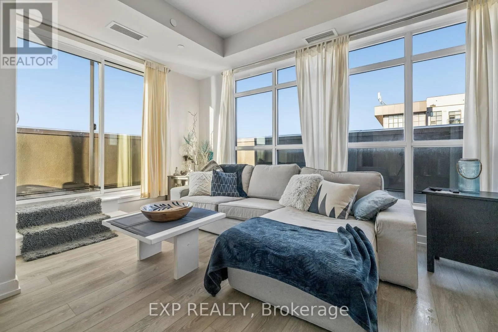 1005 - 450 DUNDAS STREET E
