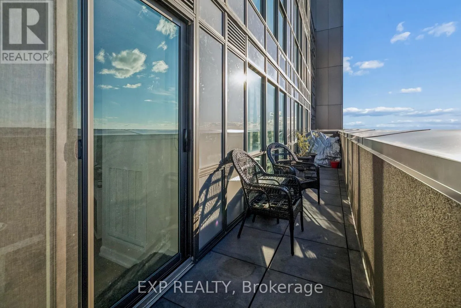 1005 - 450 DUNDAS STREET E