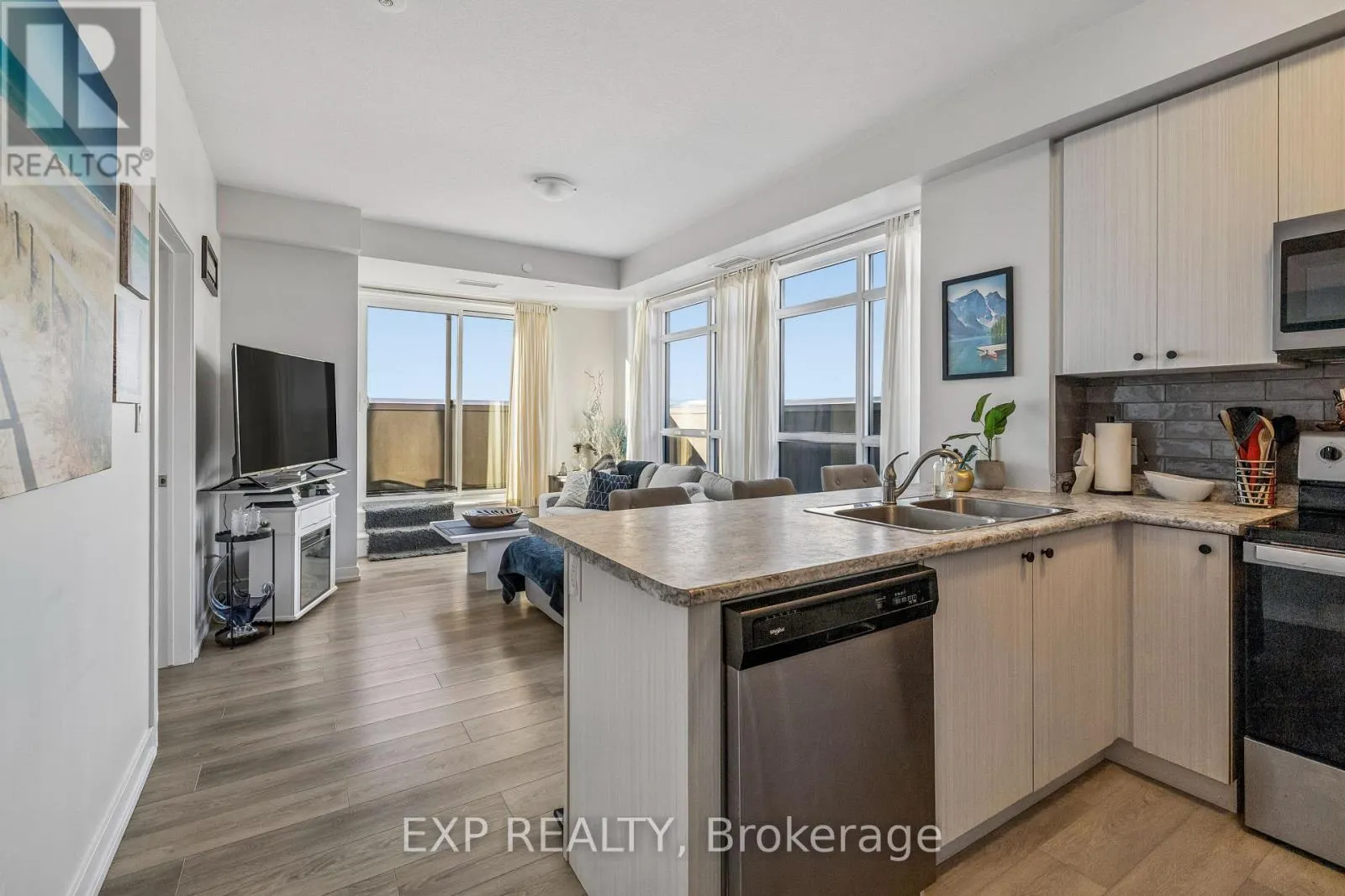1005 - 450 DUNDAS STREET E