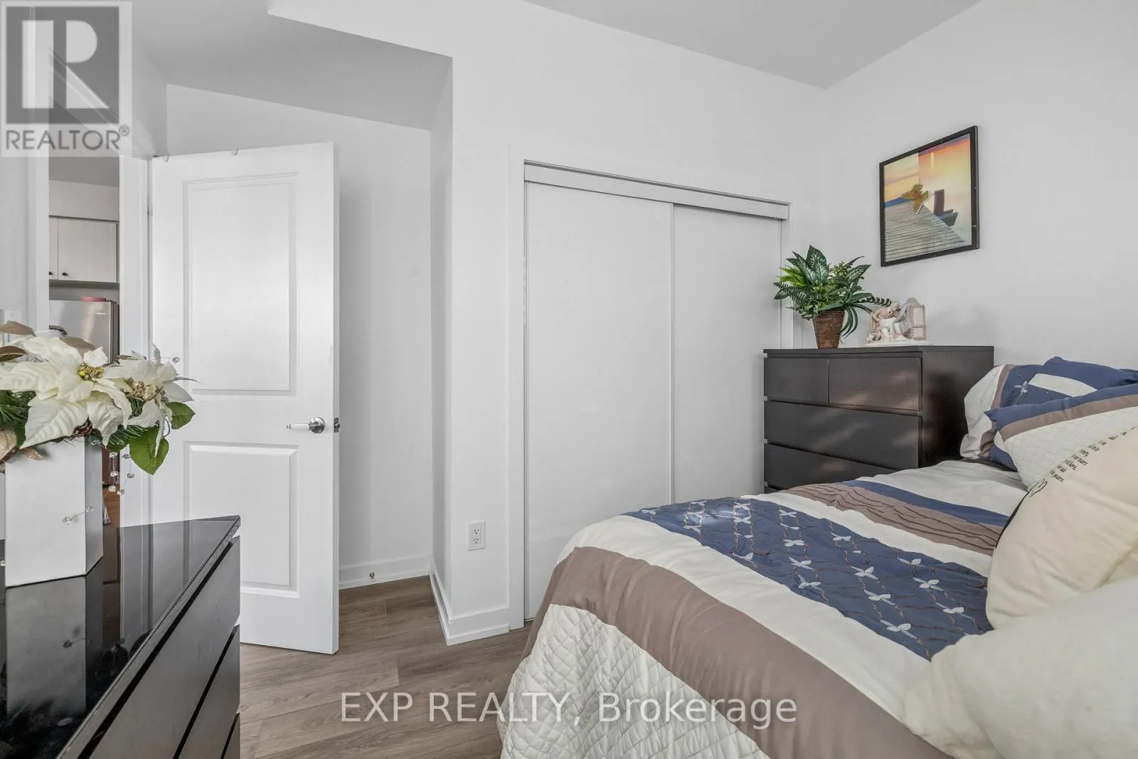 1005 - 450 DUNDAS STREET E