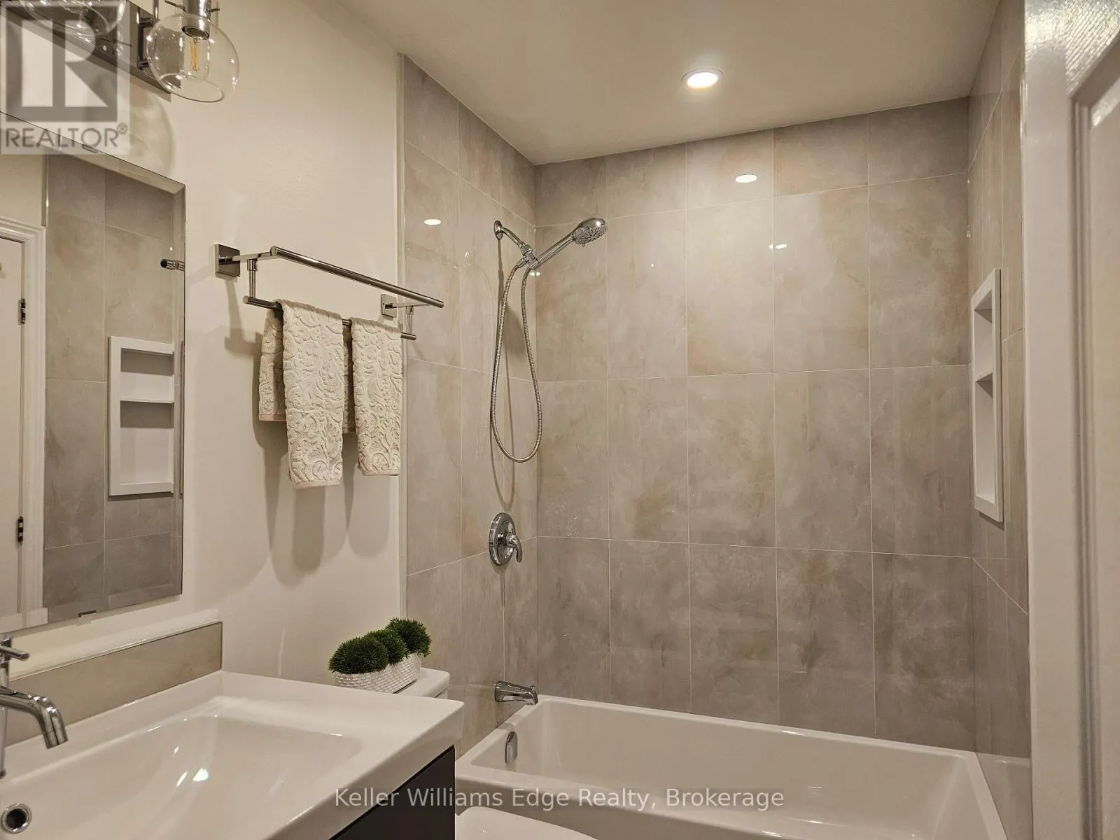 46 SUNNYCROFT COURT W