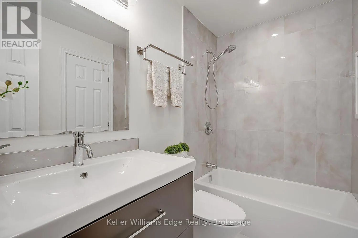 46 SUNNYCROFT COURT W