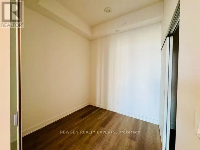 716 - 101 JOHN STREET N